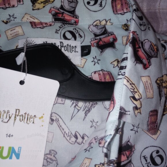 New L Harry Potter Button-Up: Platform 9 3/4 & Hogwarts Express - Picture 2 of 5